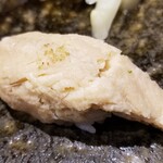 鮨匠 のむら - ㉜煮穴子(長崎県対馬列島産、オリジナル醤油1時間煮)
      産卵期は初夏～初秋、旬は夏～秋
      オリジナル出汁醤油で1時間煮て独特な蒸し立てふわふわな穴子、加熱による脂の活性化とサッパリ感を両立した美味しさ