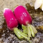 鮨匠 のむら - ㉝廿日大根の浅漬け
      消化の助けになる廿日大根浅漬け、すっきり爽やかな漬け具合です