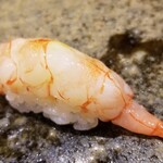 鮨匠 のむら - ⑲波管髭海老(ナミクダヒゲエビ)(鹿児島県錦江湾産、水深210m)
      産卵期は夏～秋、旬も夏～秋
      しかし、通年味わいが落ちない
      ご当地のスペシャル・ネタ、甘海老よりも甘く複雑なコクと海老特有の旨みあり