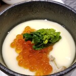 鮨匠 のむら - ⑨茶碗蒸し(餅・紅はるか【薩摩芋】入り)、解し筋子&菜の花載せ
      秋の旬の筋子のイクラが載った贅沢仕様
      トロトロなお出汁茶碗蒸し、うまうまです