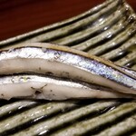 鮨匠 のむら - ⑧黍魚子(キビナゴ)(鹿児島県甑島列島産)姿焼き
      産卵期は初夏～夏、旬は春～初夏
      海水が綺麗なので瀬戸内より味に透明感があり、稚鮎の様に丸ごと頂くので仄かな苦味が有りサッパリとした旨みとの対比が面白い