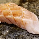 鮨匠 のむら - ㉙芭蕉梶木の大トロ(鹿児島県開聞岳沖産、40kg、4日寝かせ)
      産卵期は夏、旬は秋
      身はやや橙色で味わいは濃厚なコクがありますが、本鮪の大トロよりサッパリとしています