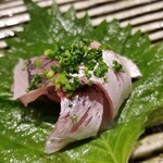 鮨匠 のむら - ⑩白鯵(根付き真鯵)(鹿児島県開聞岳沖産、釣り)
      根付きとは餌が豊富な瀬に付き、回遊しない魚のことで、条件の良い場所を陣取る強い個体で当然脂のりも良い
      脂は軽く、爽やかに蕩けます