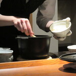 日本料理 TOBIUME - ご飯を装って貰っているところ