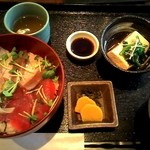 和彩　かくや - 天然あぶり寒ぶりと生まぐろの二色丼と温やっこ定食