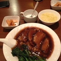 全家福 新館 - 豚の角煮かけご飯（950円）