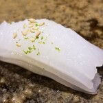 鮨匠 のむら - ⑯障泥烏賊(アオリイカ)(鹿児島県開聞岳沖産、3kg、雄、3日寝かせ)カボス・塩
      産卵期は春～初夏、旬は春～夏、寿命1年
      モチモチで甘みも強い
      寝かせて軟らかくな仕上がり旨みと甘みが引き出されてます