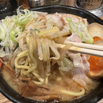 麺処 花田 - スープと絡み縮れ太麺。