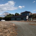 陽なたぼっこ - 広い駐車場を振り返ります。