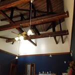 陽なたぼっこ - テーブル席の天井