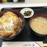 さか本 - カツ丼、味噌汁、漬物