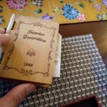 陽なたぼっこ - 箱がテーブルに置かれました。レシート入れでした。