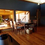 陽なたぼっこ - 手前がテーブル席