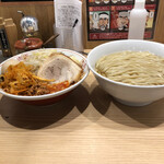 つけめんTETSU - あつもりはスープの中。食べ始めると段々スープが薄くなる。