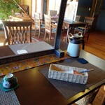 陽なたぼっこ - テーブル席の様子