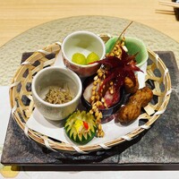 梅田 鮨 よこ田 - 前菜盛り合わせ（じゃこの山椒煮、炒りぎんなんカラスミ和え、ホタルイカの沖漬け、生落花生、鯨ベーコン、ホタテの柚子胡椒和え）