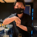 焼き鳥 とりら - 握る店主、凄い所作です！笑笑