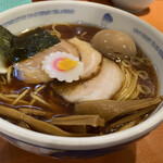 たけちゃんにぼしらーめん - 醤油ベースのスペシャル麺(980円)。ランチサービスの大盛無料にした。