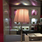 タカノフルーツパーラーパフェリオ - 2席に一つづつこのランプがある