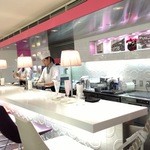 カウンター席だけのお洒落な店内
