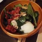 カフェ ラ・ボエム - 温泉卵のせホウレン草サラダ950円