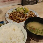 おばんざい手結 - ランチ  おかず二種とご飯、お味噌汁、小鉢！お漬け物