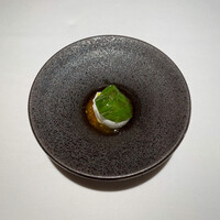 オマージュ - モッツァレラチーズと富有柿の上にえごまの葉