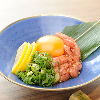 A5ランク黒毛和牛のユッケ、鮮度の良い一品料理をどうぞ。