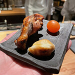 とり茶太郎 - ホロホロ鳥手羽元燻製、金柑燻製、スカルモツァ燻製