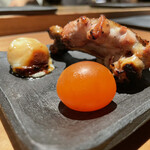 とり茶太郎 - ホロホロ鳥手羽元燻製、金柑燻製、スカルモツァ燻製