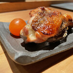 とり茶太郎 - ホロホロ鳥手羽元燻製、金柑燻製、スカルモツァ燻製