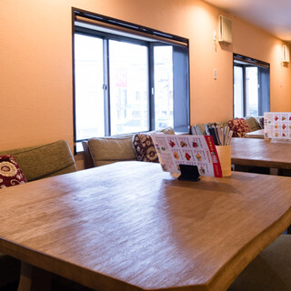 2階のテーブル席は大人数での宴会にもピッタリです。貸し切りも可能です