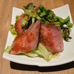 虎連坊 - オマケのローストビーフサラダ