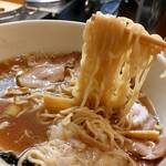 日吉 大勝軒 - 麺は中細でコシは無くフニャフニャ。
                                美味くない。