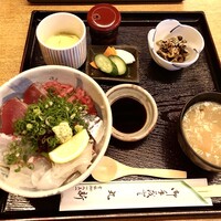 丸新 - 海鮮丼   ミニ茶碗蒸し    お漬物     小鉢     お味噌汁