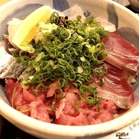 丸新 - 海鮮丼、赤身側から