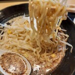 伝丸 - 中太の長めな縮れ麺。
西山風で風味もよくウマし！
具材は２種のチーズ、モヤシ、コーン、微量の挽き肉。
全体的にまとまってて美味しいです。
チーズ好きにはたまらない一杯です。
マー油がいいアクセント