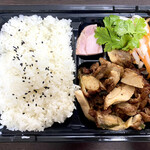 Vn Mart - レモン葉の鳥焼肉の弁当820円