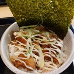 伝丸 - ランチチャーシュー丼110円。(全日)
細切れマヨチャーシュー、ネギ、海苔。
小さい茶碗で食べきりサイズ、これはウマイ！