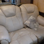 Asuka Shikama Ten - ソファ席はこんなふわふわ。寝てるお客さんも（笑）