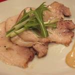 生碼麺食道 - 「あぶり焼豚　ゆずこしょうからしソース」：低音調理のチャーシューは、
      穏やかな塩味で豚の甘さを上品に引き出し
      て♪