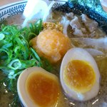 丸源ラーメン - 肉そば+煮卵のトッピング