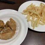 THE NEW YORK BAYSIDE KITCHEN - 鶏の唐揚げ、ハーフーソルトのポテトフライ