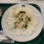 カレーの店ボンベイ - ライスの上にきゅうりのピクルスと玉ねぎのピクルスを敷きつめます。