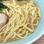 Ra-Men Takashiya - 麺は平打ち気味の中太麺。