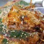 Daimarudou - ミツワソースは甘さの落ち着いた味わい
                        麺ですがラードと液体ソースを掛けて焼いてあり少しウェット、食感はモチッとしてます
                        豚バラ肉はややパリくらい、粗切り千切りキャベツは甘みの引出しは弱め