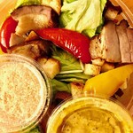 ヴィノテカ・メッシーナ - ドレッシング二種が嬉しいサラダ