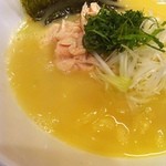 汁や きりん - 鶏塩白湯麺。非常に濃厚だが臭みは一切なくまろやかで美味。少し塩気が強過ぎるのが、とても惜しい。