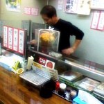 串かつ魂 - 真剣に揚げているマスター