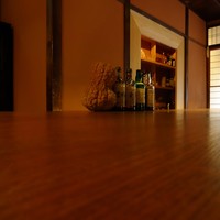 津田楼 - 一枚板のカウンター。